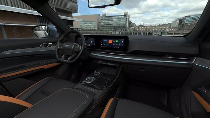 Khoang lái hiện đại với cặp màn hình kép và núm xoay chuyển số tinh tế.