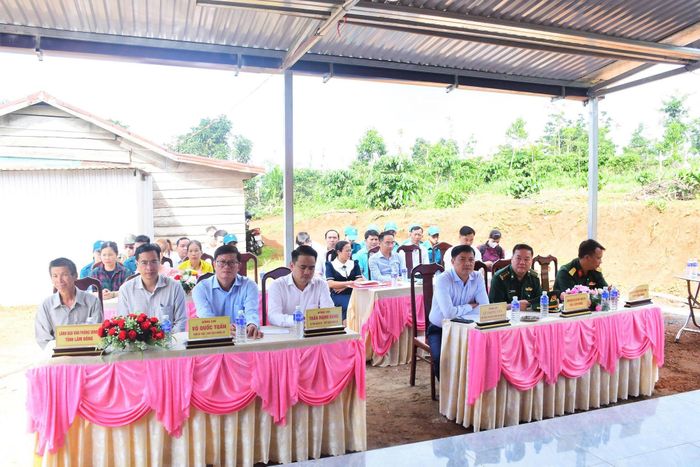 Các đại biểu dự lễ bàn giao nhà tại xã Đức An (Lâm Đồng)