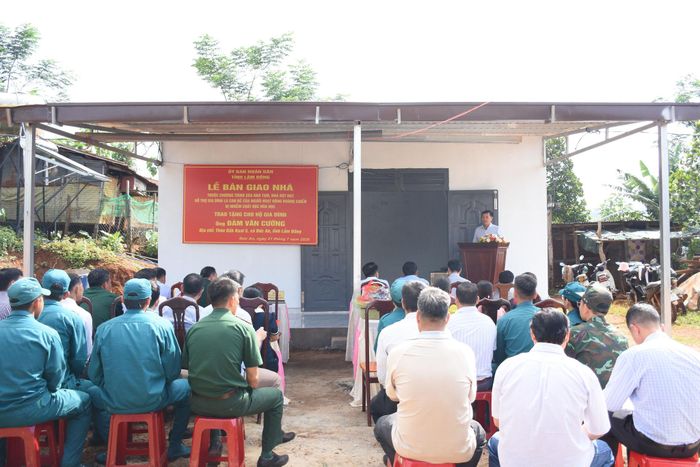Quang cảnh buổi lễ bàn giao nhà