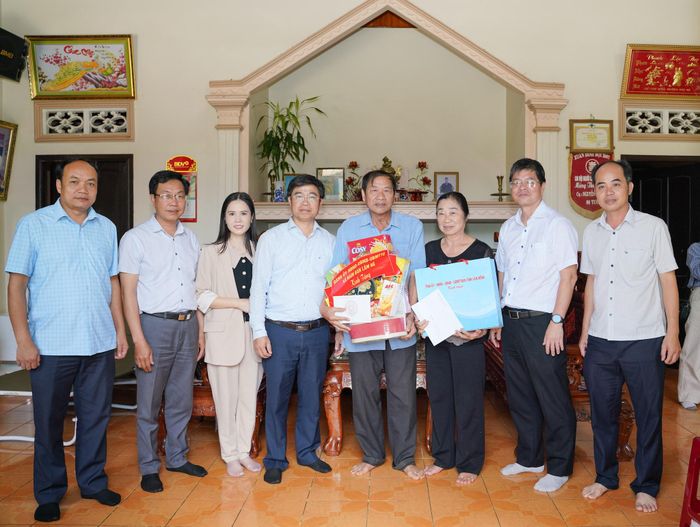 Gia đình thương binh Nguyễn Văn Bát, thôn Tầm Xá, xã Nam Ban Lâm Hà phấn khởi nhận món quà tri ân từ lãnh đạo UBND tỉnh và chính quyền địa phương