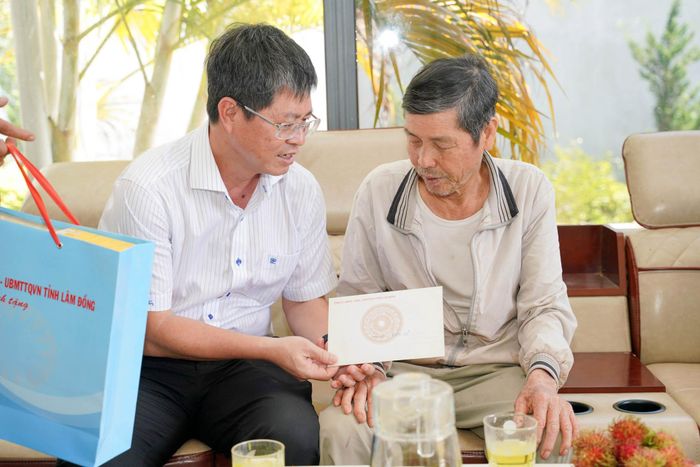 Ủy viên Ban Thường vụ Tỉnh ủy, Phó Chủ tịch UBND tỉnh Nguyễn Hồng Hải thăm và tặng quà gia đình bệnh binh Bùi Tiến Lạc
