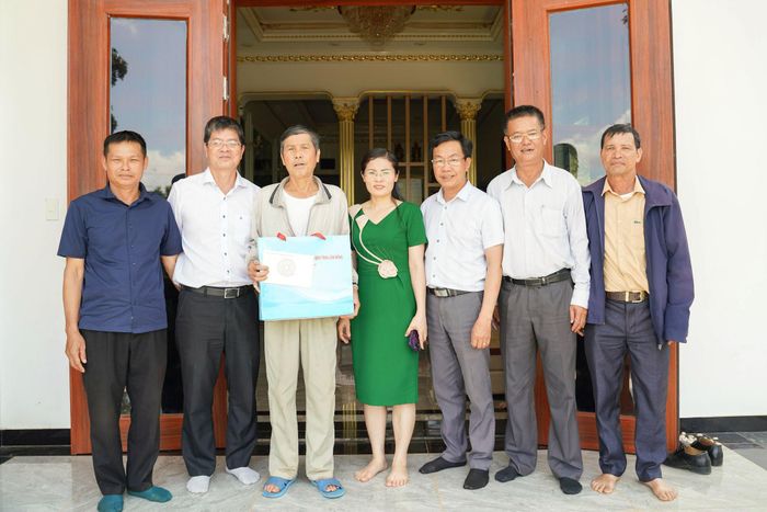 Gia đình bệnh binh Bùi Tiến Lạc đón nhận món quà tri ân, sự quan tâm đến từ lãnh đạo tỉnh Lâm Đồng và chính quyền địa phương