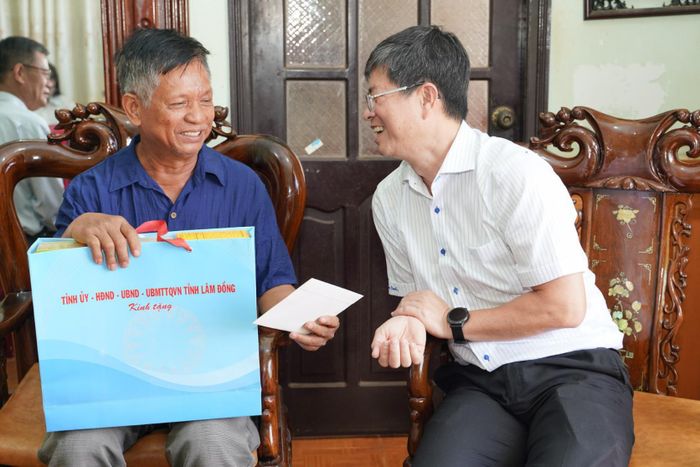 Ủy viên Ban Thường vụ Tỉnh ủy, Phó Chủ tịch UBND tỉnh Nguyễn Hồng Hải ân cần hỏi thăm sức khỏe của bệnh binh Phạm Xuân Thiều