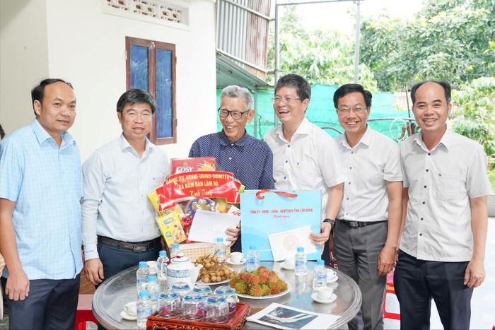 Gia đình bệnh binh Trần Văn Chương, thôn Long Biên, xã Nam Ban Lâm Hà đón nhận sự quan tâm đến từ lãnh đạo UBND tỉnh Lâm Đồng