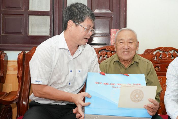 Ủy viên Ban Thường vụ Tỉnh ủy, Phó Chủ tịch UBND tỉnh Nguyễn Hồng Hải thăm và tặng quà cho gia đình Anh hùng Lực lượng vũ trang nhân dân Hoàng Đình Kiền