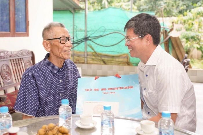 Ủy viên Ban Thường vụ Tỉnh ủy, Phó Chủ tịch UBND tỉnh Nguyễn Hồng Hải ân cần hỏi thăm sức khỏe và động viên bệnh binh Trần Thanh Chương, thôn Long Biên, xã Nam Ban Lâm Hà