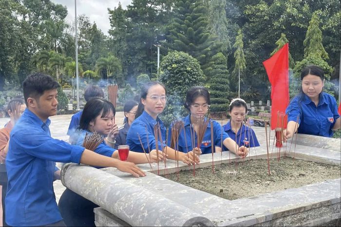 Tuổi trẻ phường Nam Gia Nghĩa dọn dẹp vệ sinh, dâng hương viếng các Anh hùng liệt sĩ tại Nghĩa trang Liệt sĩ Đắk Nông