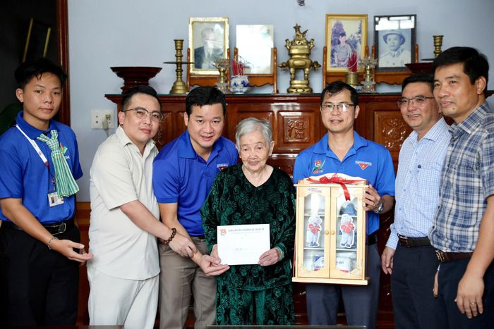 Đoàn Các cơ quan Đảng tỉnh Lâm Đồng cùng các đơn vị thăm, tặng quà Mẹ Việt Nam Anh hùng Nguyễn Thị Xuân tại xã Thuận An