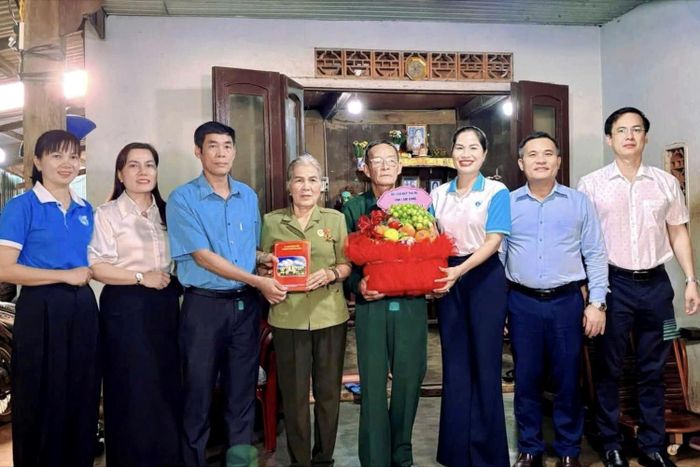 Tỉnh ủy viên, Phó Chủ tịch Ủy ban MTTQ Việt Nam tỉnh, Chủ tịch Hội Liên hiệp Phụ nữ tỉnh H'Vi ÊBan cùng địa phương dự "Bữa cơm tri ân", tặng quà gia đình thương binh Võ Cao Thiên, Nguyễn Thị Huê, phường Nam Gia Nghĩa
