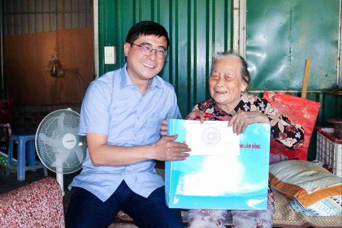 Đồng chí Nguyễn Khắc Bình, Ủy viên Ban Thường vụ Tỉnh ủy, Chánh Văn phòng Tỉnh ủy Lâm Đồng thăm vợ liệt sĩ Lê Tấn Phước