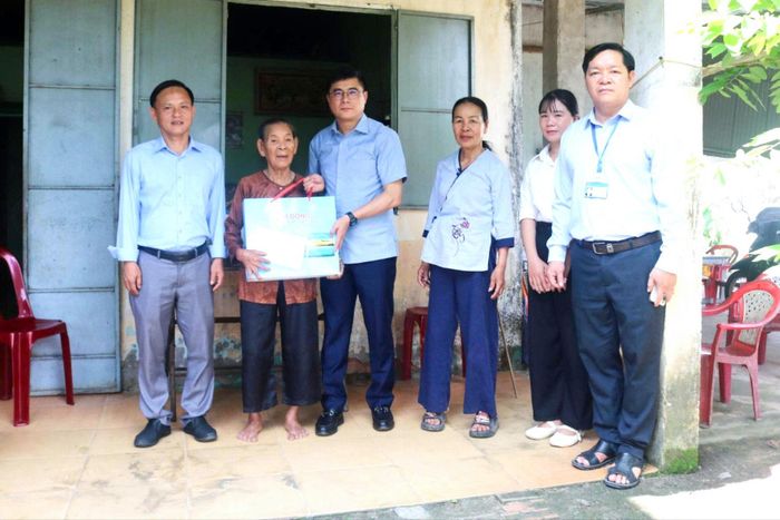 Đồng chí Nguyễn Khắc Bình, Ủy viên Ban Thường vụ Tỉnh ủy, Chánh Văn phòng Tỉnh ủy Lâm Đồng thăm và tặng quà cho bà Nguyễn Thị Rạt - vợ liệt sĩ