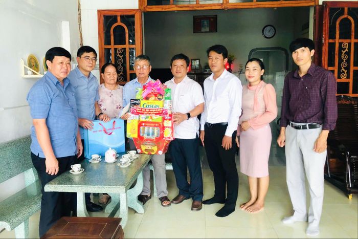 Đồng chí Nguyễn Khắc Bình, Ủy viên Ban Thường vụ Tỉnh ủy, Chánh Văn phòng Tỉnh ủy Lâm Đồng thăm, tặng quà cho gia đình ông Bùi Quang Bảo
