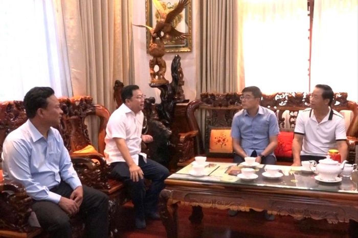 Đồng chí Nguyễn Khắc Bình, Ủy viên Ban Thường vụ Tỉnh ủy, Chánh Văn phòng Tỉnh ủy Lâm Đồng thăm gia đình Anh hùng lực lượng vũ trang Trần Hữu Thông