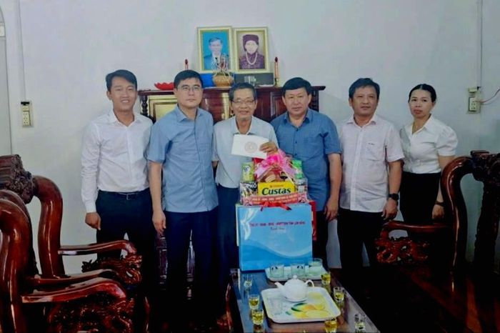 Đồng chí Nguyễn Khắc Bình, Ủy viên Ban Thường vụ Tỉnh ủy, Chánh Văn phòng Tỉnh ủy Lâm Đồng thăm, tặng quà cho gia đình ông Nguyễn Bá Nhú