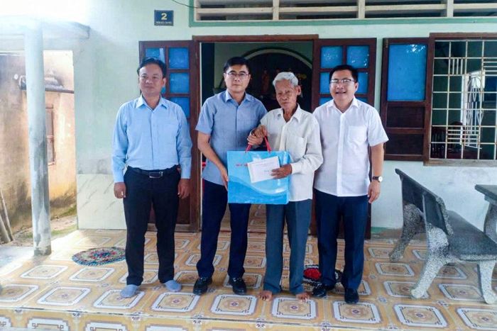 Đồng chí Nguyễn Khắc Bình, Ủy viên Ban Thường vụ Tỉnh ủy, Chánh Văn phòng Tỉnh ủy Lâm Đồng thăm gia đình ông Nguyễn Toan, là thân sinh liệt sĩ Nguyễn Lợi