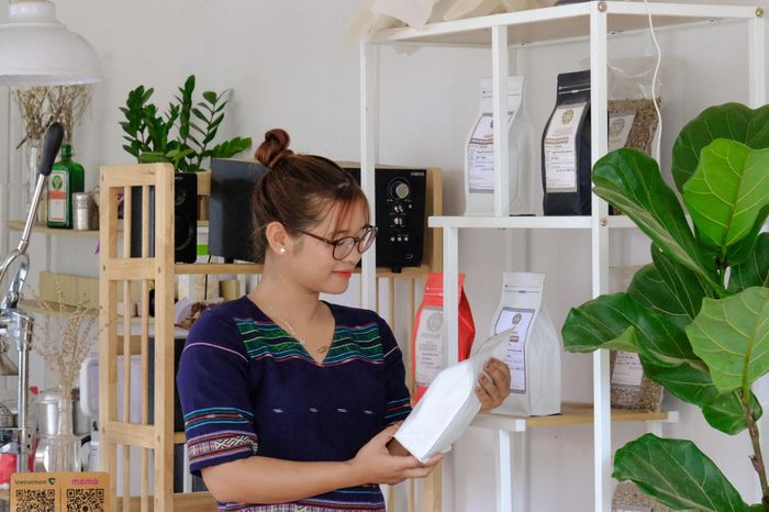 Người dân xã Đam Rông 4 sản xuất và chế biến cà phê được công nhận sản phẩm OCOP 3 sao