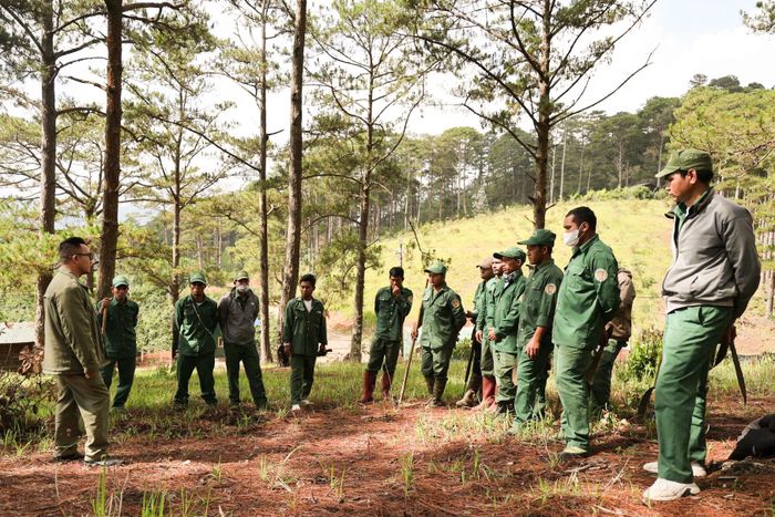 Các hộ đồng bào dân tộc thiểu số trên địa bàn xã Lạc Dương tham gia nhận khoán bảo vệ rừng