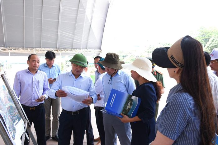 Phó Chủ tịch Thường trực UBND tỉnh Lê Trọng Yên kiểm tra kịch bản chương trình lễ khánh thành
