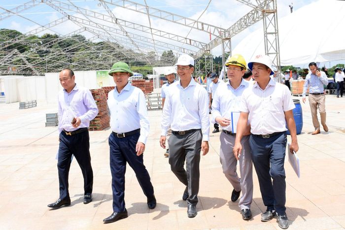 Phó Chủ tịch Thường trực UBND tỉnh Lê Trọng Yên kiểm tra các hạng mục chuẩn bị cho lễ khánh thành