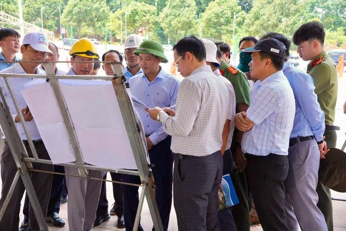 Phó Chủ tịch Thường trực UBND tỉnh Lê Trọng Yên nghe các đơn vị báo cáo công tác chuẩn bị cho lễ khánh thành
