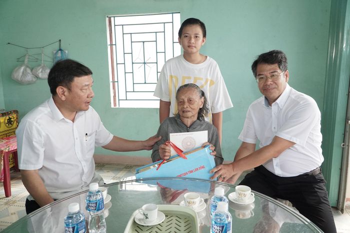 Phó Bí thư Tỉnh ủy Lâm Đồng Bùi Thắng và lãnh đạo phường La Gi trao quà cho thương binh Phan Thị Thỉnh