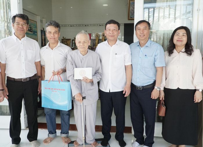 Phó Bí thư Tỉnh ủy Lâm Đồng Bùi Thắng thăm và tặng quà tri ân cho thương binh Phan Trân, phường La Gi