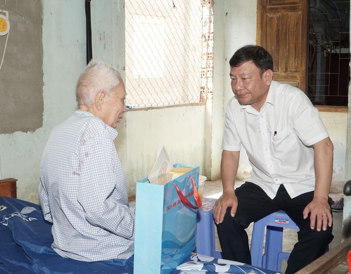 Phó Bí thư Tỉnh ủy Lâm Đồng Bùi Thắng thăm hỏi sức khỏe, trao quà cho ông Phan Thanh Đông, xã Tân Hải