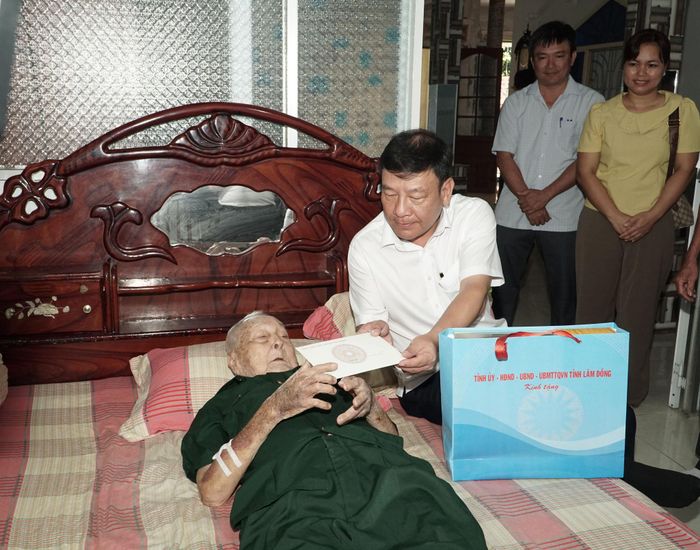 Phó Bí thư Tỉnh ủy Lâm Đồng Bùi Thắng trao quà của tỉnh cho thương binh Trần Thanh Xuân, phường La Gi