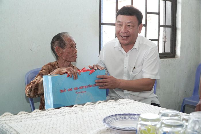 Phó Bí thư Tỉnh ủy Lâm Đồng Bùi Thắng trao quà cho bà Lê Thị Huyền, xã Tân Hải