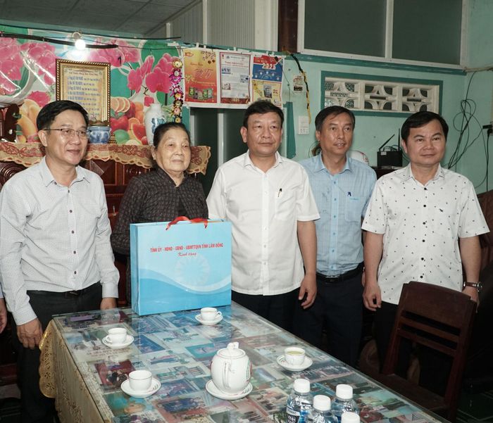 Phó Bí thư Tỉnh ủy Lâm Đồng Bùi Thắng trao quà cho bà Trần Thị Hồng Phương, xã Tân Hải