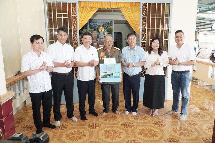 Phó Bí thư Tỉnh ủy Lâm Đồng Bùi Thắng và đoàn công tác tặng quà cho thương binh Mai Thọ, phường La Gi
