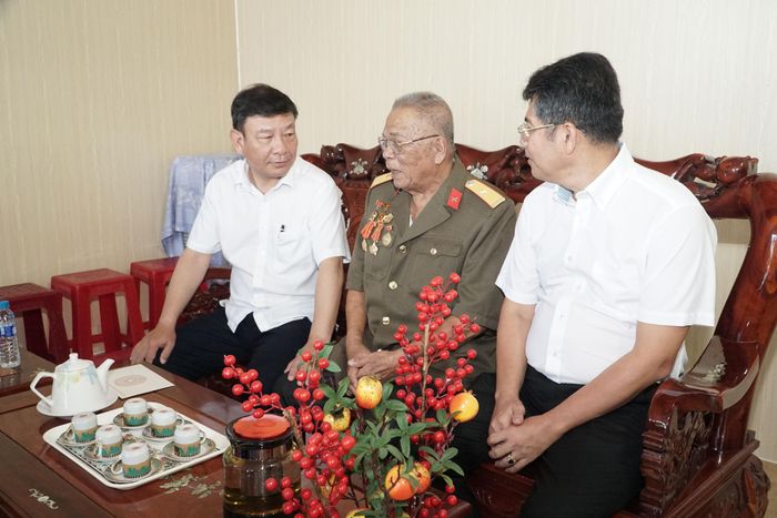 Phó Bí thư Tỉnh ủy Lâm Đồng Bùi Thắng (trái) và lãnh đạo phường La Gi thăm hỏi sức khỏe ông Mai Thọ (giữa), thương binh 51%