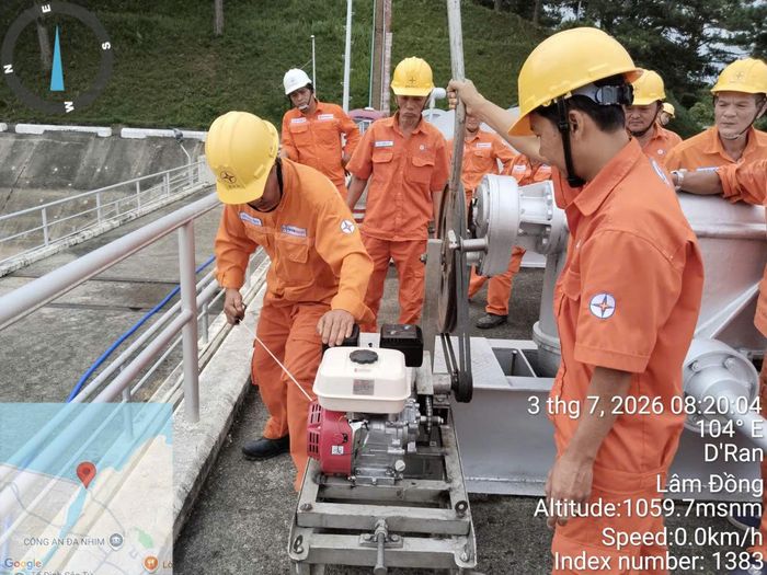 Cán bộ, nhân viên Công ty thủy điện Đa Nhim – Hàm Thuận – Đa Mi vận hành, bảo trì máy móc, phương tiện