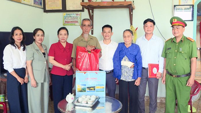 Phó Chủ tịch HĐND tỉnh Mai Thị Xuân Trung thăm, tặng quà cho người có công tại xã Quảng Hòa