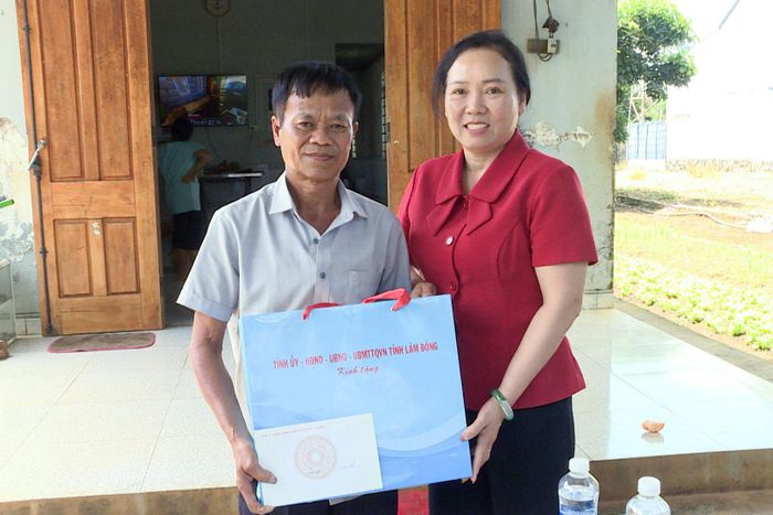 Phó Chủ tịch HĐND tỉnh Mai Thị Xuân Trung thăm, tặng quà cho người có công tại xã Quảng Sơn