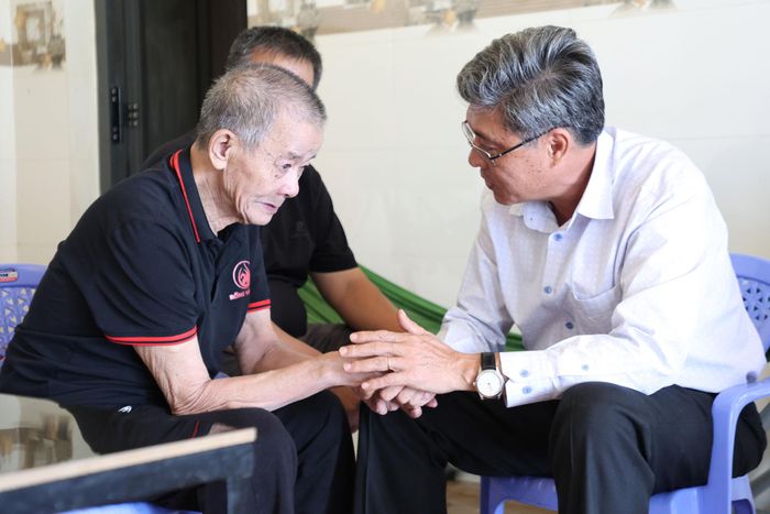 Đồng chí Nguyễn Minh, Tỉnh ủy viên, Phó Chủ tịch UBND tỉnh Lâm Đồng ân cần hỏi thăm sức khỏe thương binh Phạm Văn Dương ở xã Tuy Đức