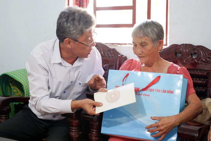 Lãnh đạo UBND tỉnh Lâm Đồng tặng quà cụ bà Nguyễn Thị Hiếu