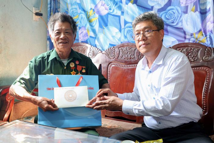 Tỉnh ủy viên, Phó Chủ tịch UBND tỉnh Nguyễn Minh tặng quà tri ân thương binh Phạm Văn Phú ở xã Quảng Trực