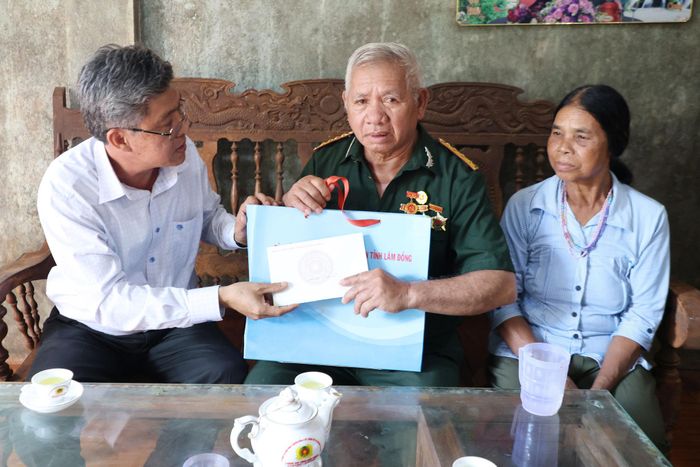 Lãnh đạo UBND tỉnh Lâm Đồng tặng quà tới gia đình bệnh binh Điểu Vơn ở xã Quảng Trực