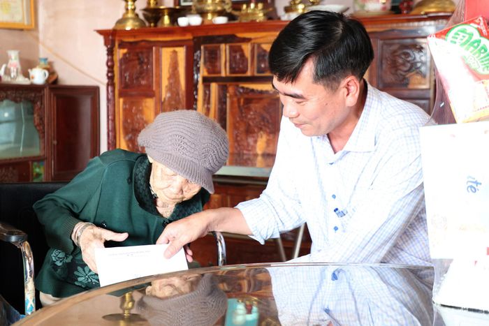Dịp này, xã Quảng Tân cũng thăm hỏi, động viên thương binh Trần Thị Hồng Phương