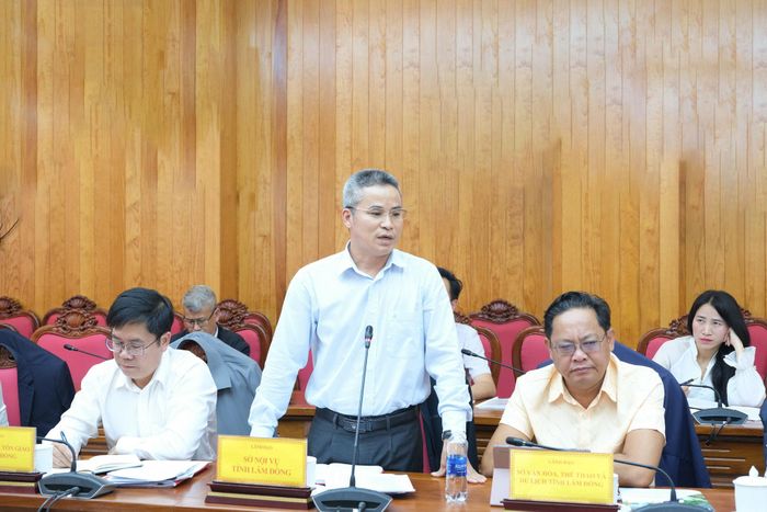 Phó Giám đốc Sở Nội vụ Bùi Hiếu nêu ý kiến tại hội nghị