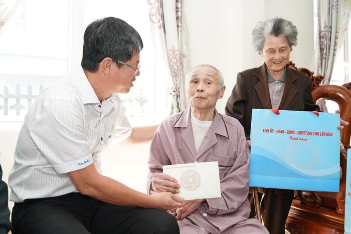 Ủy viên Ban Thường vụ Tỉnh ủy, Phó Chủ tịch UBND tỉnh Nguyễn Hồng Hải động viên thương binh Nguyễn Đức Vệ ở tổ dân phố Chi Lăng, phường Lâm Viên - Đà Lạt
