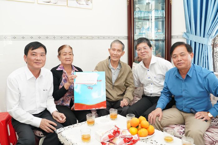 Gia đình thương binh Ngô Văn Toán, tổ dân phố Thái Phiên ở phường Lâm Viên - Đà Lạt nhận món quà tri ân của Nhà nước đến từ lãnh đạo tỉnh