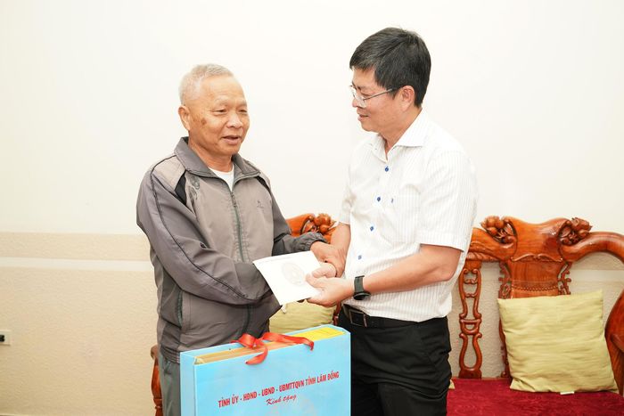 Ủy viên Ban Thường vụ Tỉnh ủy, Phó Chủ tịch UBND tỉnh Nguyễn Hồng Hải thăm hỏi và động viên thương binh Nguyễn Hồng Thịnh, tổ dân phố Mê Linh, phường Lâm Viên - Đà Lạt
