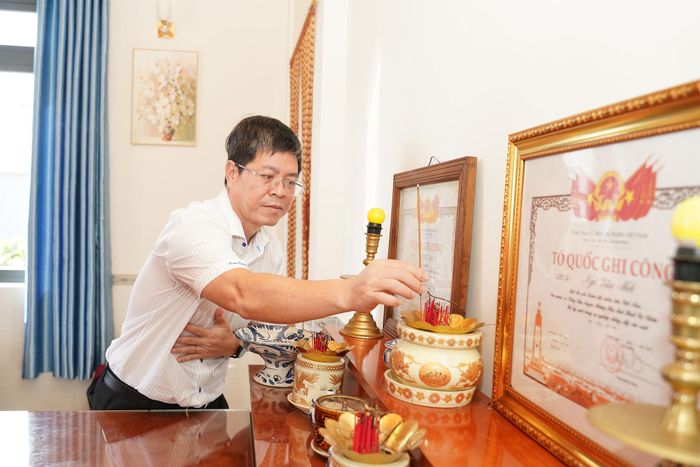 Ủy viên Ban Thường vụ Tỉnh ủy, Phó Chủ tịch UBND tỉnh Nguyễn Hồng Hải thắp nén nhang tri ân và ghi nhớ những hi sinh của thân nhân các thương binh, bệnh binh vì sự nghiệp đấu tranh và bảo vệ Tổ quốc