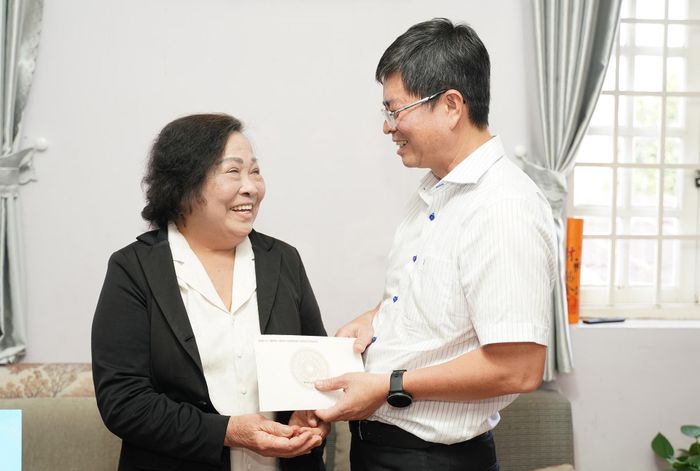 Ủy viên Ban Thường vụ Tỉnh ủy, Phó Chủ tịch UBND tỉnh Nguyễn Hồng Hải thăm hỏi, động viên bệnh binh Nguyễn Thị Mai ở tổ dân phố Nghệ Tĩnh 5, phường Lâm Viên - Đà Lạt