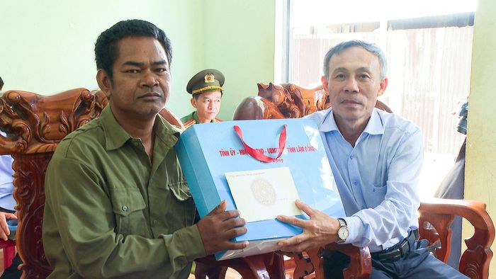 Đồng chí Nguyễn Văn Tám tặng quà cho gia đình ông K’Hoa (thân nhân Liệt sĩ) là đồng bào dân tộc thiểu số tại xã Đam Rông 2