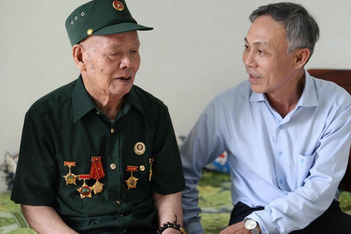 Đồng chí Nguyễn Văn Tám động viên ông Đỗ Tiến Lạc tại xã Đam Rông 1, tham gia hoạt động kháng chiến bị nhiễm chất độc hóa học suy giảm khả năng lao động 81%
