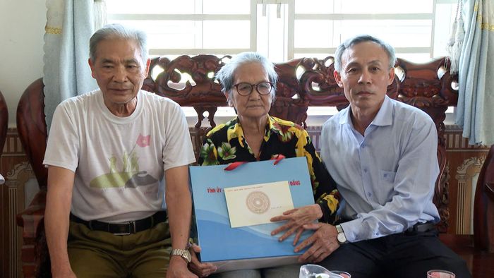 Đồng chí Nguyễn Văn Tám thăm hỏi, tặng quà gia đình thương binh Trần Thị Chính, xã Đam Rông 4