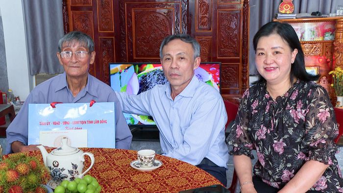 Đồng chí Nguyễn Văn Tám cùng đoàn công tác thăm, tặng quà thương binh Phạm Văn Tộ, xã Đam Rông 3, nhân Kỷ niệm 79 năm Ngày Thương binh - Liệt sĩ